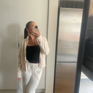 Beige Kofta  - Säljer denna sjukt sköna koftan som inte kommer till användning. Skriv privat om fler frågor eller bilder😊