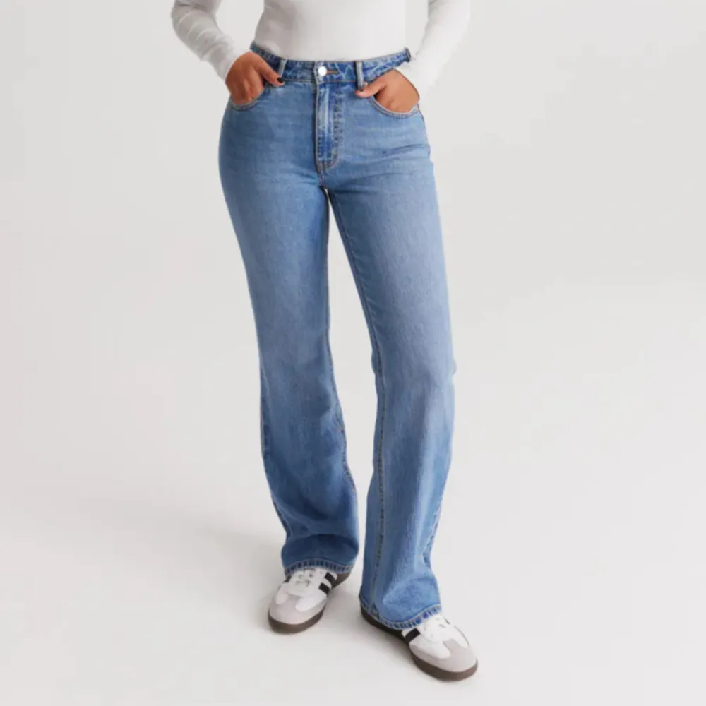 Säljer dessa jeans från Gina Tricot i deras nya modell ”classic boot”. Lagom högmidjade med så snygga benslut😍Perfekt nu inför hösten! Endast använda två gånger, därav mycket bra skick. Nypris 499. Skriv för bilder🥰. Jeans & Byxor.