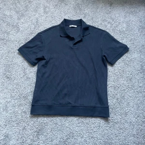 Pikétröja  - Pikétröja i mycket bra skick och storlek S. Om ni har frågor är det bara att kontakta mig.