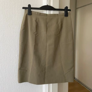 Vintage pennkjol - Så söt midi-kjol, en pennkjol 💚I olivgrönt, riktig vintage och väldigt retro! Passar till allt, så söt att ha low waisted också 🪴Storlek 38 men liten så mer som 36 tbh ⭐️ I perfekt skick! Såååå söt till hösten med stövlar o en vit babytee 😍