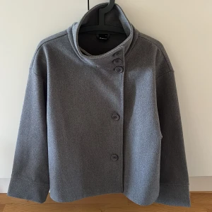 Grå Kappa - Gina Tricot - Jättefin grå kappa från Gina Tricot!  Endast använd fåtal gånger!😍