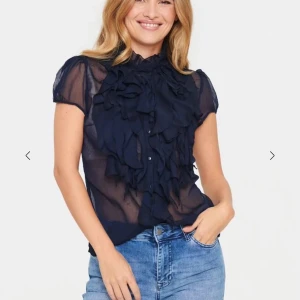 Saint tropez blus - SUPERFIN blus som jag älskar men behöver tyvärr sälja. Uppskattar ej den lika genomskinlig som på bilderna!💗  