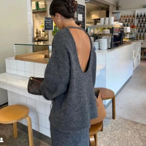 Gina sett - Säljer detta fina sett perfekt nu till hösten😍använt 1 gång och är väldigt mysigt och stilrent sett. Säljer tröjan för 200kr och kjolen för 200kr men får båda för 350kr❗️OBS INTE MINA BILDER❗️