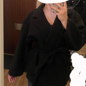Kort Kappa - Säljer en helt ny kappa prislapp finns kvar på!  Storlek M  Skriv enbart om du är seriös intresserad!