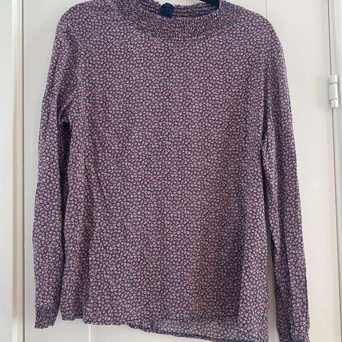 Blommig blus i viskos i strl 42 från Minus redefining Scandinavia