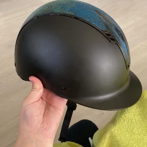 Använd Ridhjälm från Hansbo ridsport - Säljer nu min Använda Ridhjälm! Denna hjälm har glitter på sig men det har lossnat en massa men det går att ta bort med rätt saker:)  Den går att använda hur bra som helst om man bortser från glittret:)
