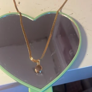 Ett halsband 🤩 - Ett halsband helt nytt aldrig använt Säljer på grund av att det inte är min stil🌸😻
