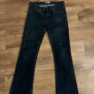 Bootcut Jeans - Stl: 38, short (M), Midjemått tvärsöver ca: 37cm, Gren till midja ca: 21cm, Innerbenslängd ca: 71cm, Fotvidd tvärsöver ca: 21cm. Skriv vid frågor!💕