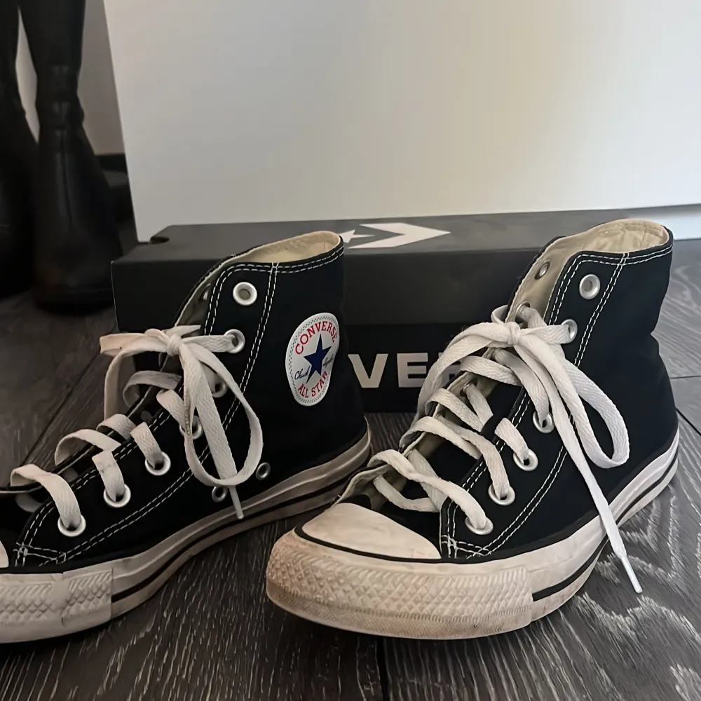 Säljer mina Converse då de inte kommer till användning! Skicket är bra, skosnöret är lite smutsigt. Nypris 700kr, pris gå att diskuteras💕. Skor.