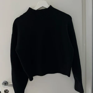 & other stories stickad tröja  - Svart stickad tröja från & other stories i xs men sitter som s, köpt för 350kr om jag inte minns fel❤️använd knappt 3 gånger, säljer då den kommer inte till användning! Pris kan diskuteras 