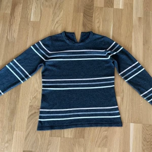 Långärmad randig tröja  - En höstig, randig långärmad tröja. Ränderna är rosa, vita och gråa och tröjan har en mörkare grå färg även om det inte syns så bra på bilden😁