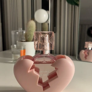Ariana grade parfym 💞 - 30ml väldigt mycket kvar säljer pga kmr inte till användning toppnoter - vitt päron, fruktiga vildhallon hjärtnoter - rosblad och kokos  Väldigt fräsch och god doft pris kan diskuteras och det bara att fråga om de dyker upp frågor 💞