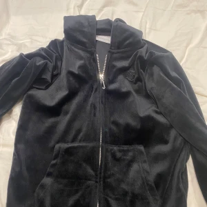 Juicy couture tröja - Sip tröja som är svart. Den är köpt på kids brans stor och storleken är 12/13
