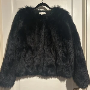 Pälsjacka  - Super fin pälsjacka från H&M i storlek S. Mellan tjock med små spännen för att kunna stänga jackan. Passar perfekt nu till hösten och vissa vinterdagar. Aldrig använd och är i bra skick!