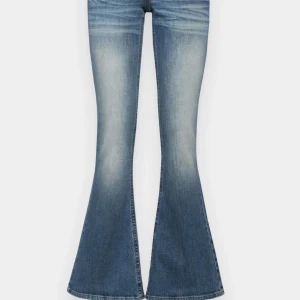 BDG jeans  - Bdg jeans från urban outfitters, köptes i vintras för 900kr men säljer för 500kr då dem är använda och lite slitna längst ner. Priset är diskuterbart