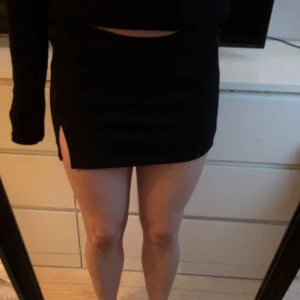 Svart minikjol med slits - Svart minikjol med slits från JDY, använd 1 gång, så i nyskick💕