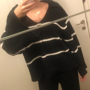 Ribbad stickad tröja - Lindex - Ribbad stickad tröja från Lindex, varsamt använd och i nyskick, nypris är 500 kr ungefär men pris kan diskuteras. skulle säga att passformen är mellan M och XL trots att det står XL på lappen