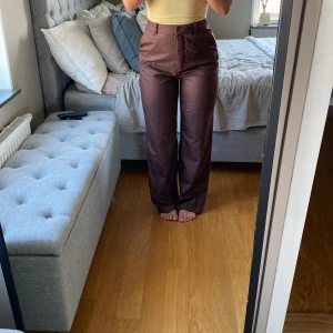 Kostymbyxa  - Brun kostymbyxa från Nelly. Storlek 38. Använda en gång, i nyskick. 