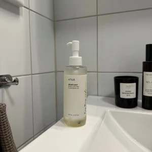 Anua Heartleaf - Passade inte min hy tyvärr, köpt för ca 250kr i mitten av augusti. Den är helt perfekt för att ha bort smink och där efter använda en annan vattenbaserad rengöring