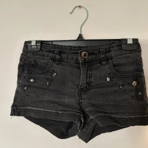 Svarta shorts  - Köpta för några år sedan och relativt använda men dem är i fint skick. 