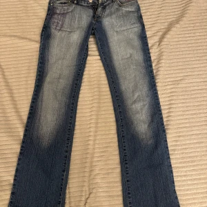 Lågmidjade jeans  - Jätte fina ska vara två knappar, men ena sitter inte fast men kan sätta fast den igen. Innerbenslängd: 82cm midjemått: 38cm