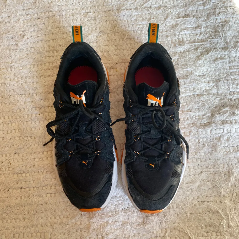 Fina Puma x Helly Hansen sneakers, knappt någonsin använda, mycket bra skick! . Kengät.
