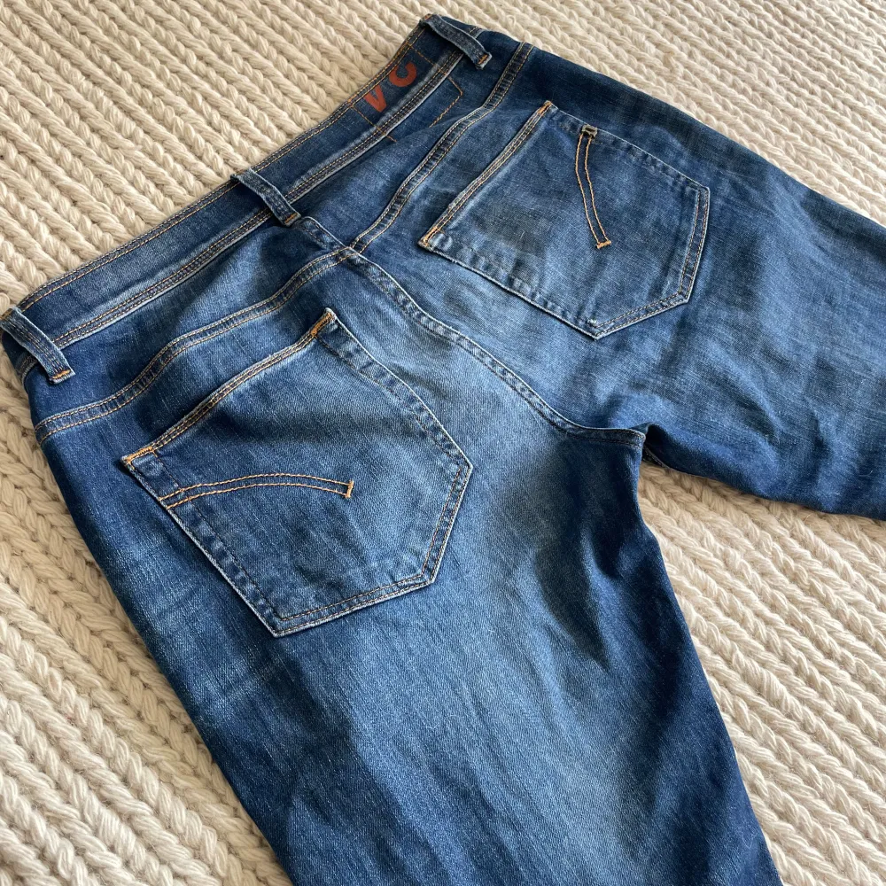 Säljer nu dessa sjukt snygga dondup jeans, skick 8/10.  Waist 34(passar mindre)  Perfekta nu till hösten!!   . Jeans & Byxor.