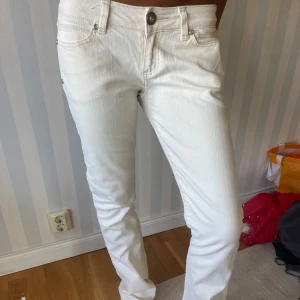 Beiga låga bootcut jeans  - Superfina aldrig använda, midja 38,5cm längd 103cm
