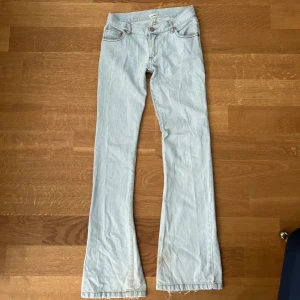 Lågmidjade bootcut jeans  - ljusblåa lågmidjade jeans🥰🥰 