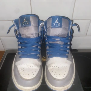 AIR JORDAN 1 MID  - Säljer dessa Jordans, st 42 i andvänt skick, 7/10. Lite cresade. Pris går att diskutera… 