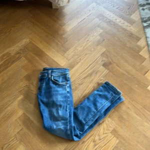 Nudie jeans - Skick-10/10 Defekter- inga Storlek- W29 L30 Mörkblå/ljusblå