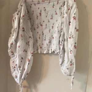 Vit långärmad  - Säljer denna tröja super bra skick