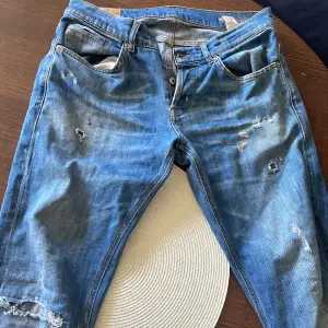 Snygga dondup jeans som inte används längre. För mer info och bilder så skriv gärna privat! Storleken är 33 men tycker den passar lite mindre i midjan 