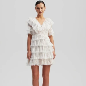 Studentklänning - Säljer min studentklänning frpn bymalina då någon annan kan få användning av den nu💕 Jag va så nöjd med min och kände mig så fin i den! Inga defekter alls och ser ut som helt ny🌸 nypris 2800 mitt pris 1500🥰