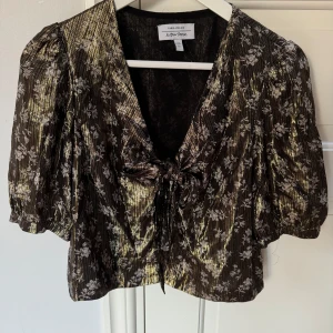 & other stories blus - Guldig blus från & other stories i storlek 36. Använd fåtal gånger