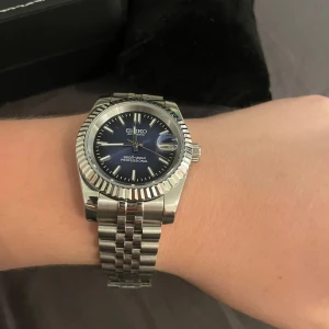 Seiko datejust mod - Säljer denna eleganta Seiko datejust mod i färg navy blue. Nh35 movement och den är automatisk! 40mm