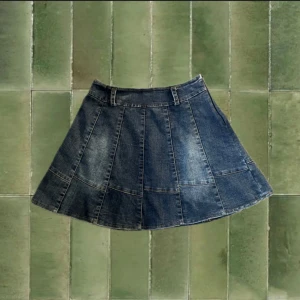 Jeanskjol - Mycket fin vintage jeanskjol med fin designe med asymetriska coola sömmar. Använd endast ett fåtal gånger, fof i bra skick 🪷🎀