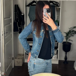 Mörkblå Jeans Jacka - Jättefin jeans jacka som inte kommer till användning längre. 💗