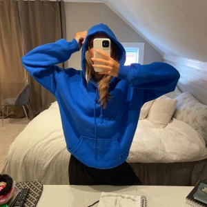 Hoodie - Jättefin hoodie i super bra skick 🥰