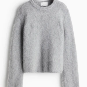 Hm stickad mohair tröja - Säljer min grå stickade tröja i mohair från H&M pga att jag köpte fel storlek! Helt slutsåld. Den har raka ärmar och skitsnygg passform. Står L på lappen men är snarare en S/M! Endast använd 1 gång!!