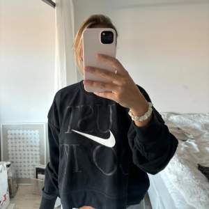 Säljer min tjocka träningströja från Nike. Skön att ha till och från gymmet. 