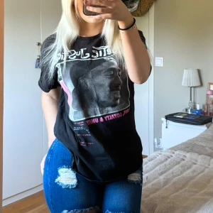 Tupac oversized t-shirt - En jättesnygg oversized tupactröja i storlek S. Endast använd en gång som cover-up på gymmet. Köpt från en hemsidan fashionnova från USA.