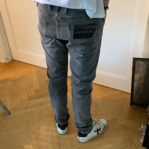 Replay anbass helt nya  - Replay jeans helt nya[]Modell-Anbass[] modellen är typ 188 o väger ca 75 och sitter prima[]pris är diskuerbart