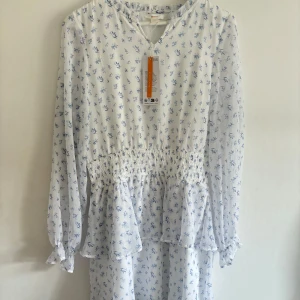 NY Supersöt klänning  - NY Supersöt klänning i otroligt mönster från Ginatricot!! Storleken är 170💙