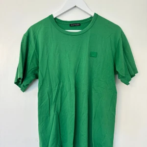 T-shirt  - Snygg t-shirt från Acne Studios!