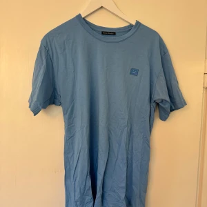 T-shirt  - Snygg t-shirt från Acne Studios!