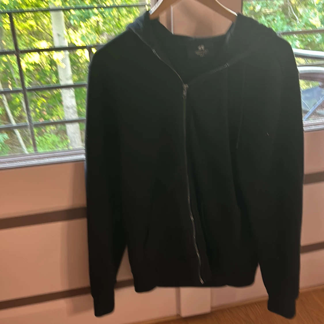 Superfin svart munkjacka