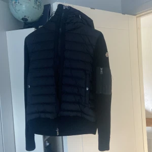 Moncler cardigan - En höstjackan från moncler som är perfekt inför hösten, pris kan diskuteras tveka inte på att höra av dig om du är intresserad!