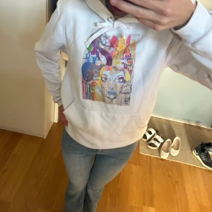 Hoodie - Säljer min ”The cool elephant” hoodie då den inte längre kommer till någon användning.  Hoodien är använd ett fåtal gånger och är i gott skick. Storlek S!