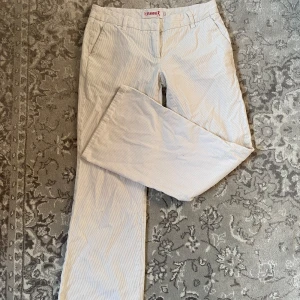 Lågmidjade chinos - Jätte söta vita chinos tyvär lite för kosta för mig som är 164 så skulle rekommendera till någon lite kortare 💞💞💞